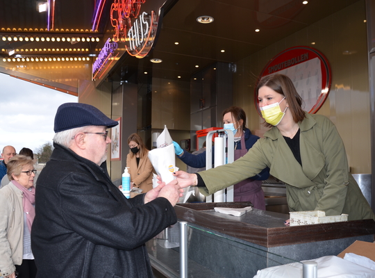 Burgemeester Sofie Joosen deelt smoutebollen uit Burgemeester Sofie Joosen deelt smoutebollen uit